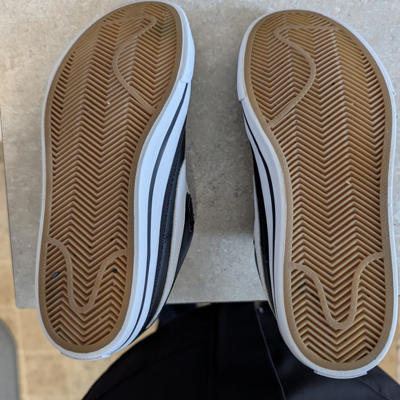 Nike Kids Black Sneakers Like New - Picture 4 of 6